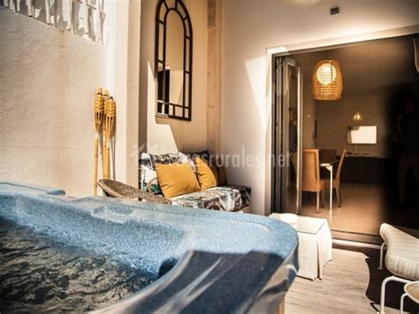 Tiene 3 dormitorios dobles con baño completo, una cocina equipada, salón comedor con chimenea. Casa Rural Sevilla - Guillena (Sevilla)