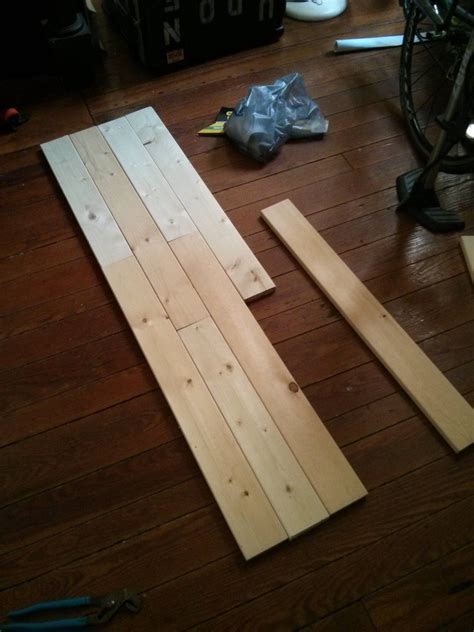 This easy diy platform bed is the perfect build for beginners! Íróasztal olcsón - barkácsolj ágydeszkákból asztalt ...