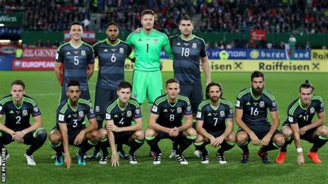 Malgré leur défaite du jour, les gallois restent 2es devant la suisse, victori. Les étranges photos d'équipe du Pays de Galles ...