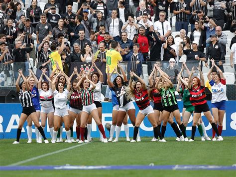 Com quantos pontos um time vai bater campeão do brasileirão? Cheerleaders na festa de abertura do Brasileirão: que ano ...