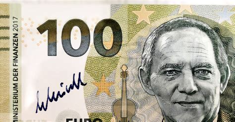 Eine gruppe von editoren, researchern und spezialisten. Von Bundestagspräsident Schäuble: Signierter 100-Euro-Schein