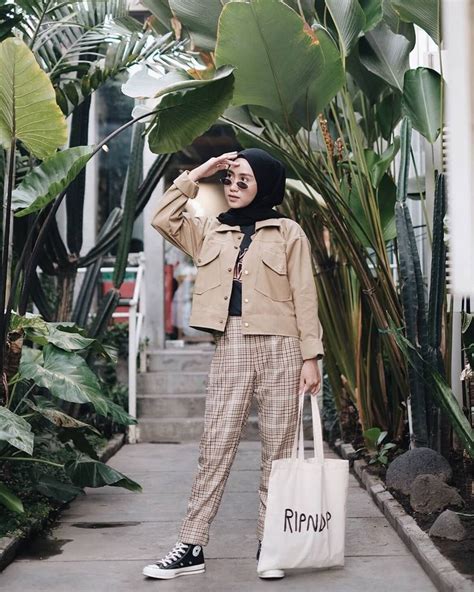 Over size satu ini sangatlah cocok dipadukan dengan rok 7/8 karena akan membuat tubu tidak terlalu kecil, dengan menampilkan kaki yang jenjang. Trend Hijab Style OOTD 2018 di Instagram "Inspiration ...