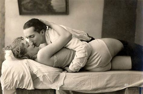 Hot couple making sensual passionate love in the bedroom. El coito ¿se practica o se ejecuta? | Opinión | EL PAÍS