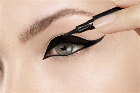 Applying different makeups can be a little tricky depending on what you are going to be putting on. 7 fantastic tutorials to teach you how to apply eyeliner properly