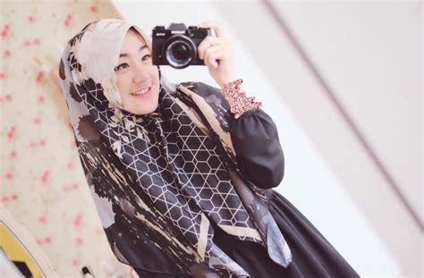 Discover larissa chou's biography, age, height, physical stats, dating/affairs, family and career updates. 5 Gaya Modis Larissa Chou dengan Hijab Syar'i, Cocok untuk ...