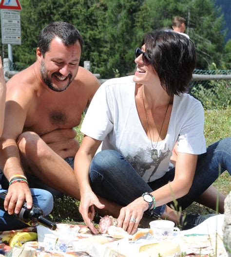 La storia tra elisa isoardi e matteo salvini finisce ancora nel ciclone dei social. Elisa Isoardi e Matteo Salvini, le foto della vacanza a ...