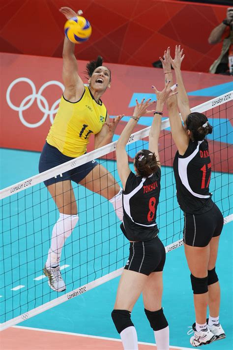 Atua como oposta da seleção brasileira de vôlei. Tandara ataca na rede - Brasil x Turquia - Londres 2012 ...