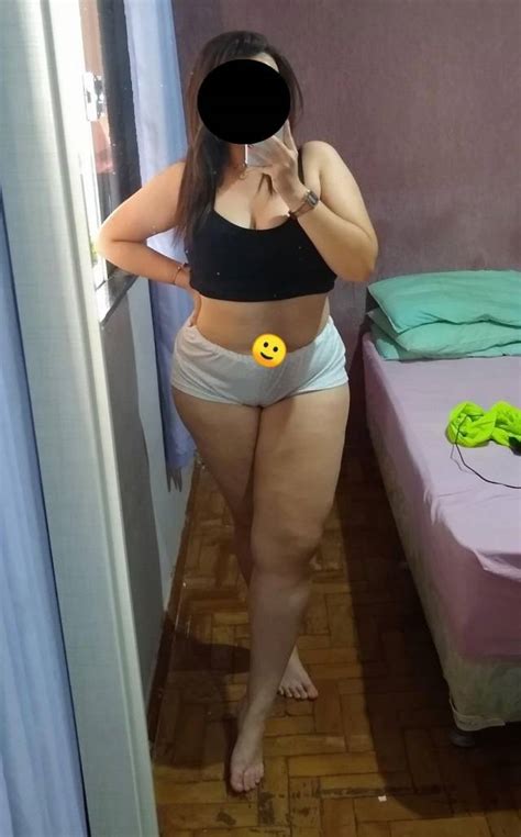 Jovem mulher gorda esconde seus seios nus com braços. Gordinha tesuda do rabetão bem gostosa! | Não Conto