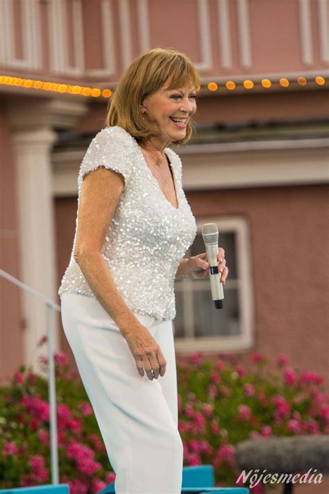 Lotta engberg and the audience singing the famous swedish song sommar och sol är det bästa jag vet at the programm lotta på liseberg in liseberg, göteborg 11.07.2016. Nöjesmedia: Lotta på Liseberg