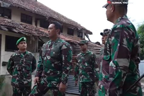 As menilai, jenderal tni andika perkasa berkontribusi memperkuat hubungan tni dengan angkatan darat as (us army). Jenderal Andika Bakal Renovasi Perumahan Anggota Yonif 403 ...