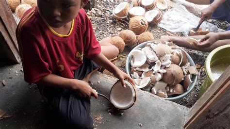 Minyak kelapa dara bermaksud minyak yang dikeluarkan dari buah kelapa cukup matang melalui proses khas dengan tidak merosakkan struktur asal atau khasiat semulajadi minyak kelapa yang terdapat di dalam buah kelapa tersebut. Membuat minyak kelapa kampung, khas Kab. Banggai - YouTube