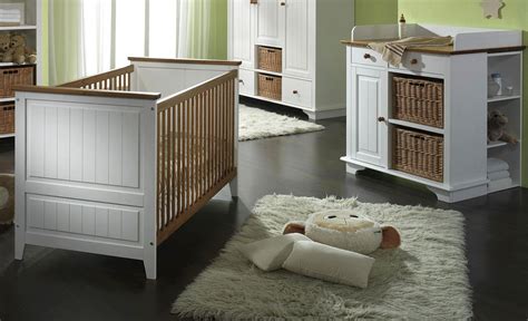 Neben dem wickeltisch ist eine wickelkommode der beliebteste ort zum wickeln eines babys. Massivholz Babybett Wickelkommode Unterbauregal weiß honig ...