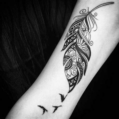 Nonetheless, these tattoos are a symbolic representation of the gods and goddesses of the hawaiian tribes while sometimes also tattooing is a very predominant form of this tribal representation. Feather Tattoo: Popular designs, ideas and symbolic ...