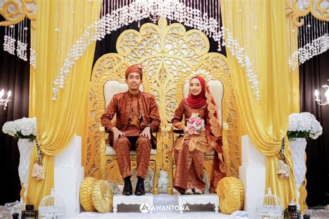 Dalam masyarakat melayu, kepentingan adat sangat diutamakan dalam kehidupan merisik merupakan adat tradisi masyarakat melayu kita yang makin jarang diamalkan oleh generasi sekarang. Gambar Kahwin Melayu
