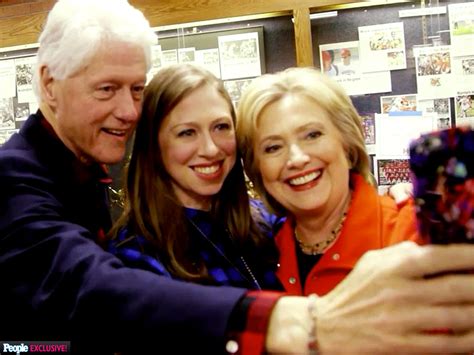 Chelsea clinton with her parents, hillary rodham clinton and president bill clinton, at her graduation. Chelsea Clinton Takes Selfie with Bill and Hillary ...