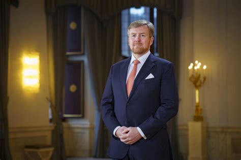 After completing secondary school, the prince fulfilled his military service in the royal navy. Zien! Nieuwe foto's van Willem-Alexander en Máxima