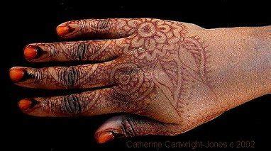 Henna has to stay on your skin for a while to make a good stain. The Henna Page - How to do henna on dark skin (With images ...