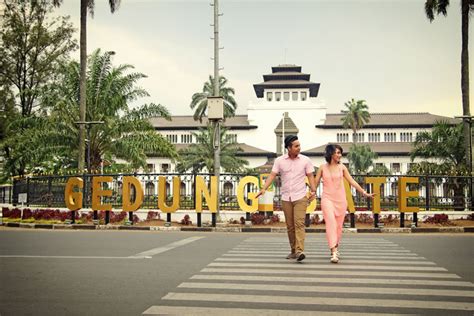 Area outdoor biasanya menjadi favorit pengunjung, karena bisa merasakan. 28 Tempat Prewedding di Bandung yang Paling Kekinian