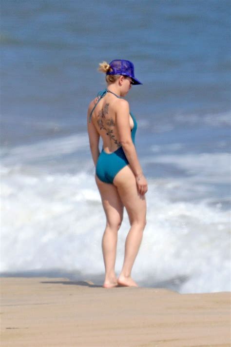 Scarlett johansson is making the most of what remains of beach season. Scarlett Johansson At the beach in the Hamptons - Celebzz ...
