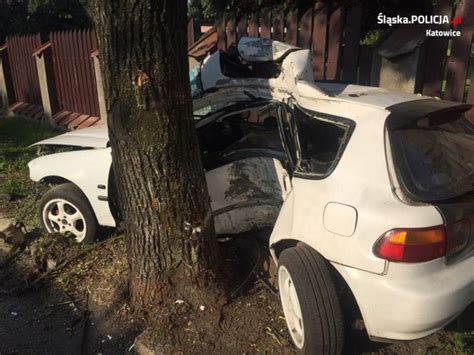 Mężczyzna nie przeżył po uderzeniu element konstrukcji. Śmiertelny wypadek w Katowicach. 18-letni kierowca uderzył ...
