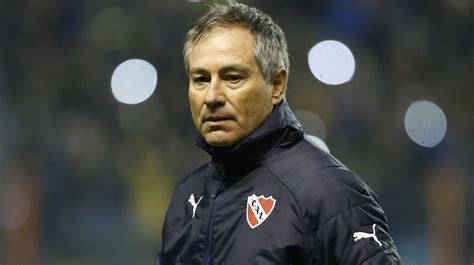 Director técnico profesional de fútbol. Ariel Holan cambió su decisión y continuará al frente de Independiente - Conexión ...