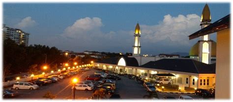 Herhangi bir zamanda, yaklaşık 4000 kişinin topluluk dualar barındırabilir. Masjid Bandar Seri Putra - Masjid Kita