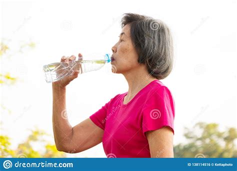 L'acqua potabile è una risorsa naturale primaria destinata al consumo, permettendo la sopravvivenza degli esseri viventi, e a fondamentali attività umane. Acqua Potabile Della Donna Senior Asiatica Fotografia ...