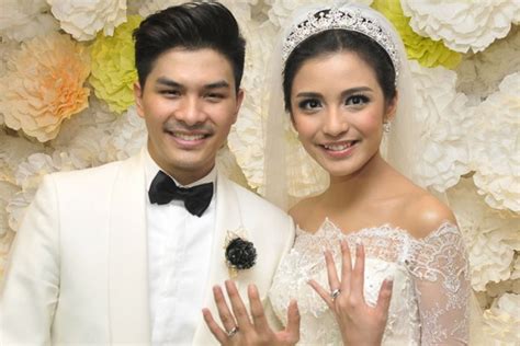 Model cincin berikut ini adalah model klasik yang menjadi favorit banyak orang, yaitu cincin yang terbuat dari perak atau silver dan bermata diamond yang cantik. Contoh Ukiran Nama Di Cincin Kawin - Juwitala