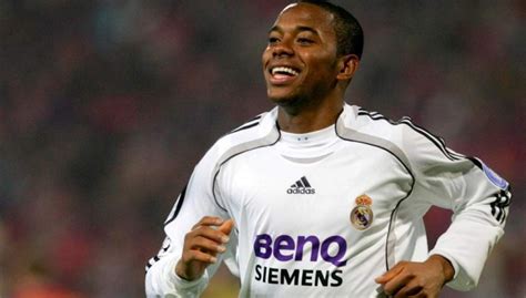 Robinho é um jogador de futebol brasileiro. Robinho cuando vestía los colores del Real Madrid. /Foto EFE.