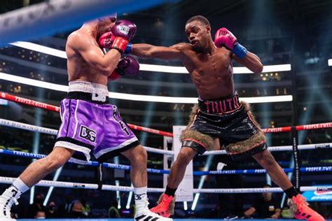 Como aficionado, ganó tres campeonatos nacionales consecutivos de estados unidos y representó a los estados unidos en los juegos olímpicos de 2012, donde alcanzó los cuartos de final; Errol Spence Jr. Writes the Boxing Comeback Tale of the Year