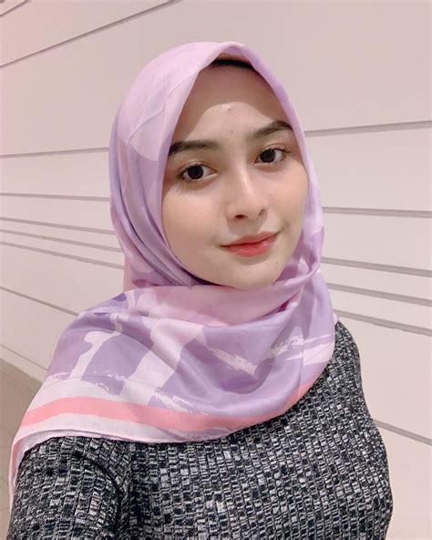 Banyak kawasan dibangun dan dipercantik menjadi tempat yang nyaman dan enak untuk dikunjungi. Pin di Kumpulan Cewek Cantik Berhijab