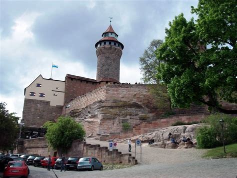 The castle, together with the city walls, is considered to be one of europe's most formidable medieval fortifications. Nürnberger Burg | Burg, Reisen, Mittelfranken