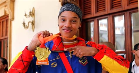 La venezolana 3⃣ veces campeona mundial del salto triple, yulimar rojas , ganó la medalla de oro con un salto de 1⃣5⃣ metros y 1⃣1⃣ centímetros. Yulimar Rojas reveló a su novia en Instagram