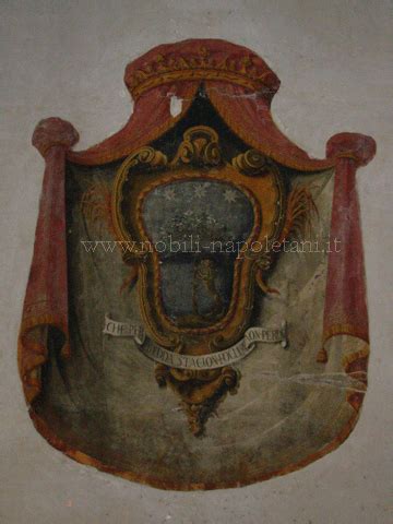 Lo scudo è timbrato da una corona turrita da città del tipo in uso prima del regio decreto n. Famiglia Foglia