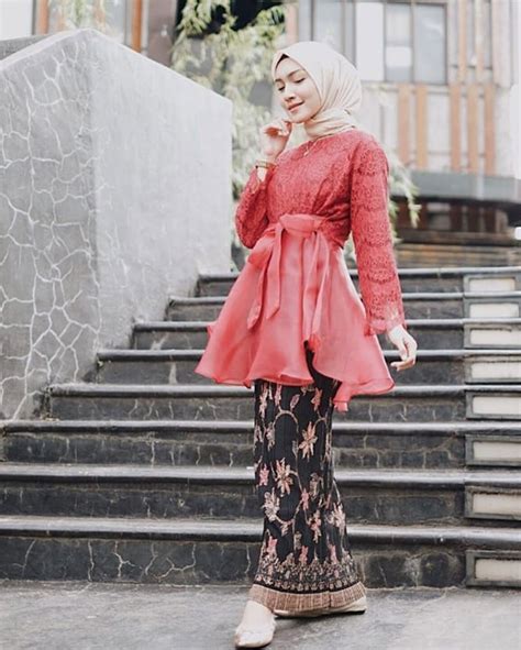 Model kebaya simple modern hadir dengan banyak pilihan baik yang lengan panjang muslimah maupun lengan pendek bagi kamu yang ingin tampil lebih lepas kebaya brokat terlihat makin manis dijahit dengan detail rempel. Kebaya Brokat Modern Sarung Lagosi : 60 Model Kebaya ...