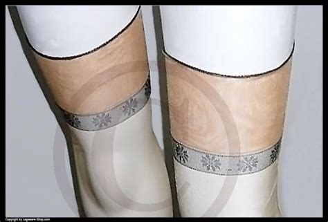 Echa un vistazo a nuestra selección de gold pantyhose para ver las mejores piezas hechas a mano, únicas o personalizadas de nuestras tiendas. Clearstitch Gold Glitter Vintage US Nylons Stockings 10,5 - Legsware-Shop