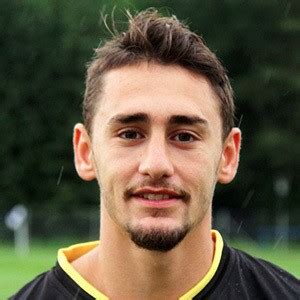 Pacarnya menghilang setelah meninggalkan video seks. Joshua Zirkzee (Soccer Player) - Overview, Biography