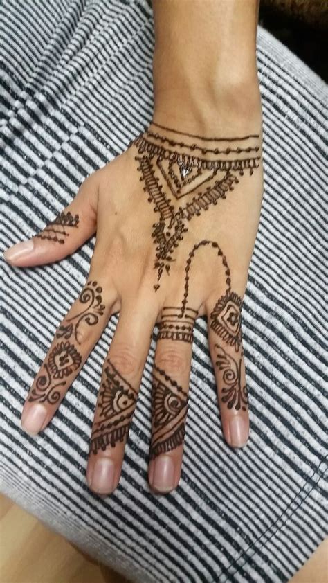 This one comes from @varshika_mehandi_designs. Love henna | Henna hand tattoo, Hand henna, Hand tattoos