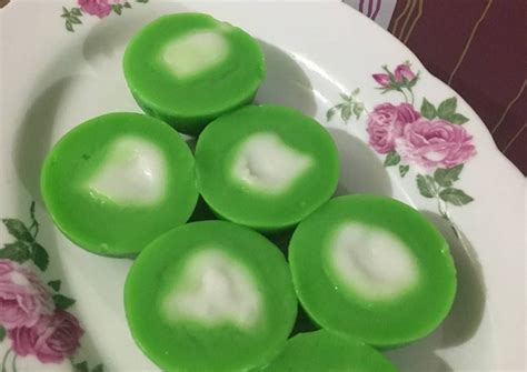 Penganan mirip kue dadar, kita bisa dapati kuliner ini di pinggiran. Resep Kue Cantik Manis pandan oleh ninu yusuf | Resep di ...