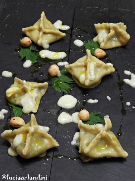 A questo punto, siamo pronti per servire! Ravioli di sedano rosso e nocciole con fonduta leggera di ...