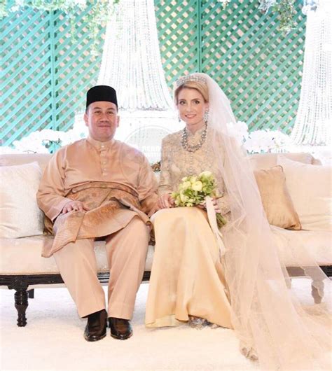 Diharap dengan pertabalan tengku muhammad faris petra ini tuanku dapat menjalankan hal pentadbiran negeri dan sebagai ketua agama dengan jayanya dan dipermudahkan segala urusan bagi memastikan negeri kelantan berada dalam keadaan yang lebih baik. Quiet wedding for Kelantan crown prince - | Cyber-RT