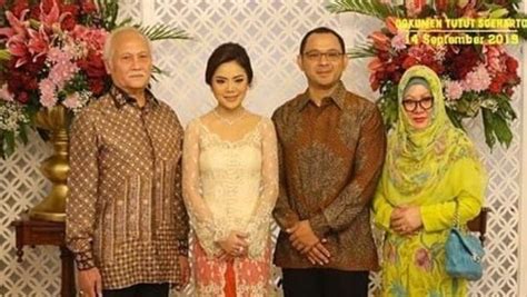 Kakak pergi dulu yam nanti piringnya ditaruh ternyata kak lisa sukanya pakai model tali begini. Akad Nikah Cucu Soeharto dan Pramugari Tajir Pakai Adat ...