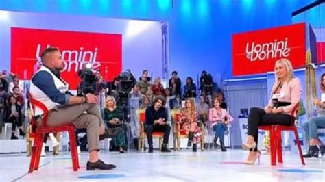 Uomini e donne torna in onda oggi , lunedì 10 maggio 2021, su canale 5 con una puntata davvero speciale dedicata alla scelta di samantha curcio. Uomini e Donne, Sara e Alessio si sono lasciati: la scelta ...