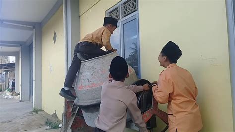 Buli fizikal, buli lisan dan buli berkaitan hubungan adalah yang paling lazim di sekolah rendah dan pembulian siber adalah lebih biasa di sekolah menengah daripada di sekolah elakkan menjadi penonton kegiatan buli. Aksi buli di sekolah - YouTube