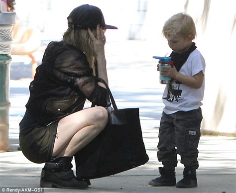 Fergie is the coolest mum in the park on a play date with ...