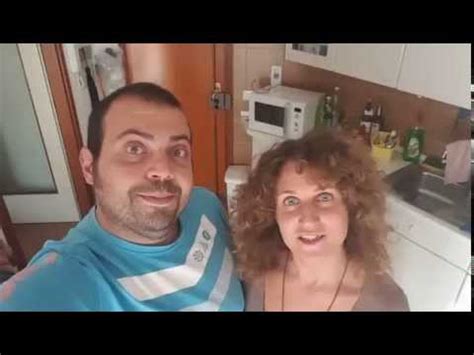 Marco era in difficoltà in quanto aveva dimenticato la data del suo anniversario, e la moglie era molto nervosa per questo. Barzelletta | Anniversario di Matrimonio - YouTube