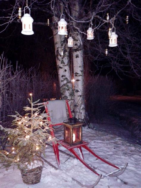 Weihnachtsdeko außen festliche stimmung für garten, terrasse oder balkon welche außergewöhnliche weihnachtsbeleuchtung gibt es? Weihnachtsdeko im Garten - 30 Ideen mit Weihnachtskugeln