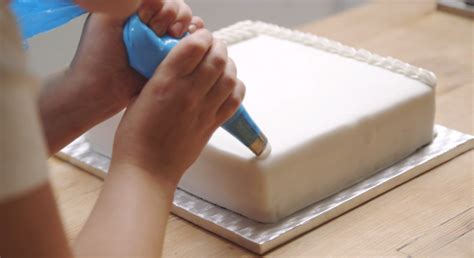 So you want to fondant a cake, but you've heard it's too difficult? Xmas Square Cake Fondant Ideas / Square Christmas Cake ...