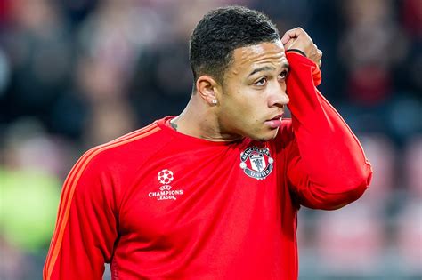 Il est transféré de manchester united pour 16 millions d'euros (+ 9 de bonus). Memphis Depay Rücken - Olympique Lyon Paris St Germain ...