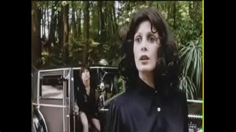 Lady chatterley'in kocası savaşta sakatlanmış, hayatları oldukça durgun ve tekdüzedir. Malu sex scene in the story of lady chatterley